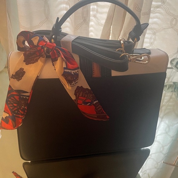 Adorable, lady’s handbag w/adjustable strap to wear crossbody. Never used. - Picture 9 of 12